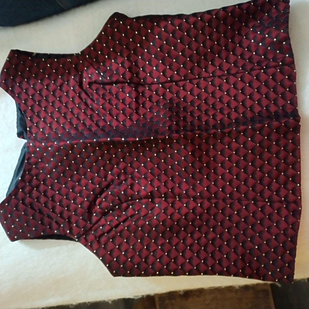 Chic Quilted Vest in Burgundy and Black - Picture 6 of 6